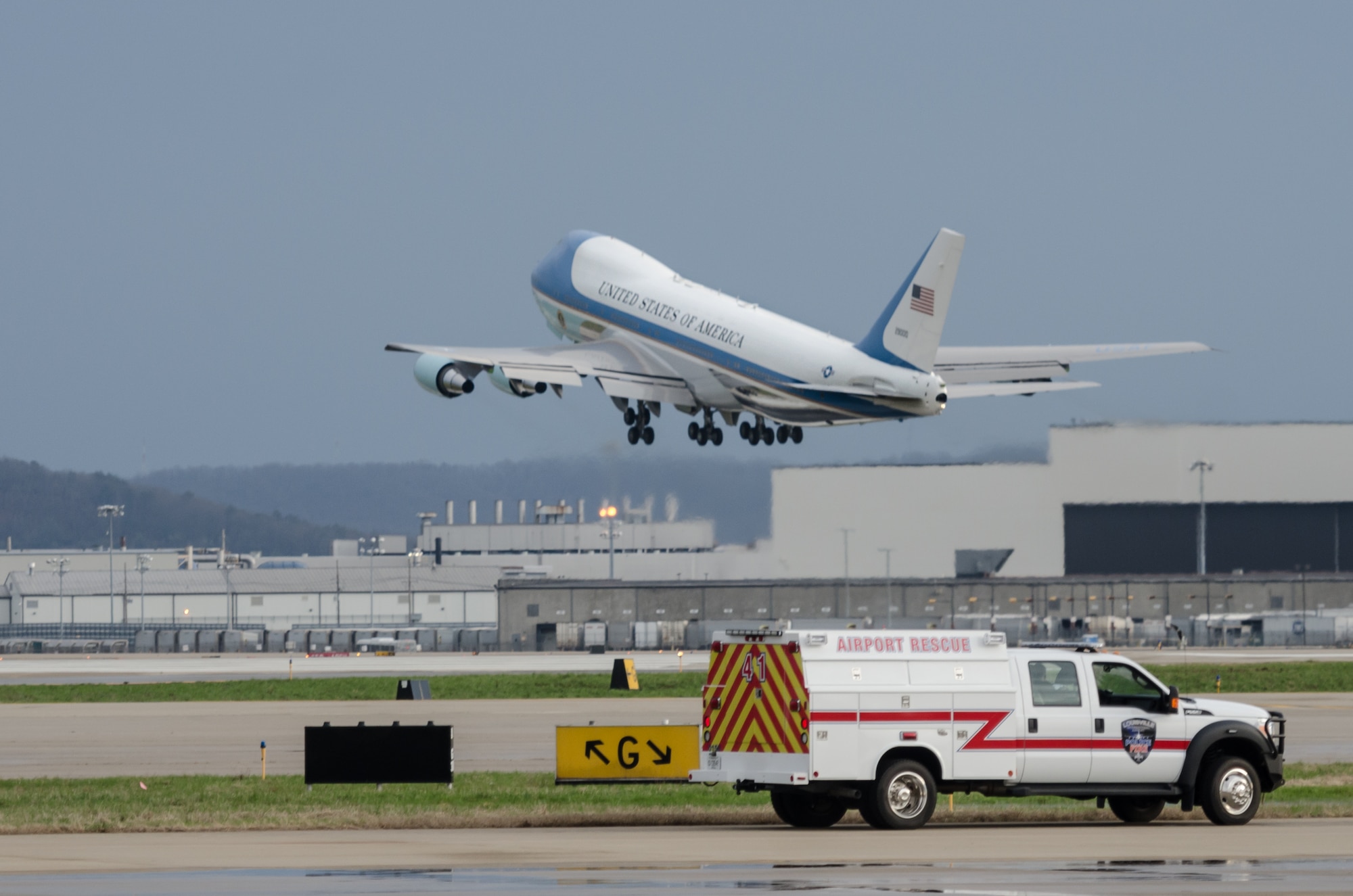 President Barack Obama departs the Kentucky Air National Guard Base in Louisville, Ky., aboard Air Force One April 2, 2105. Obama was in town to discus job training and economic development during a visit to Indatus, a Louisville technology company that focuses on cloud-based applications. (U.S. Air National Guard photo by Maj. Dale Greer)