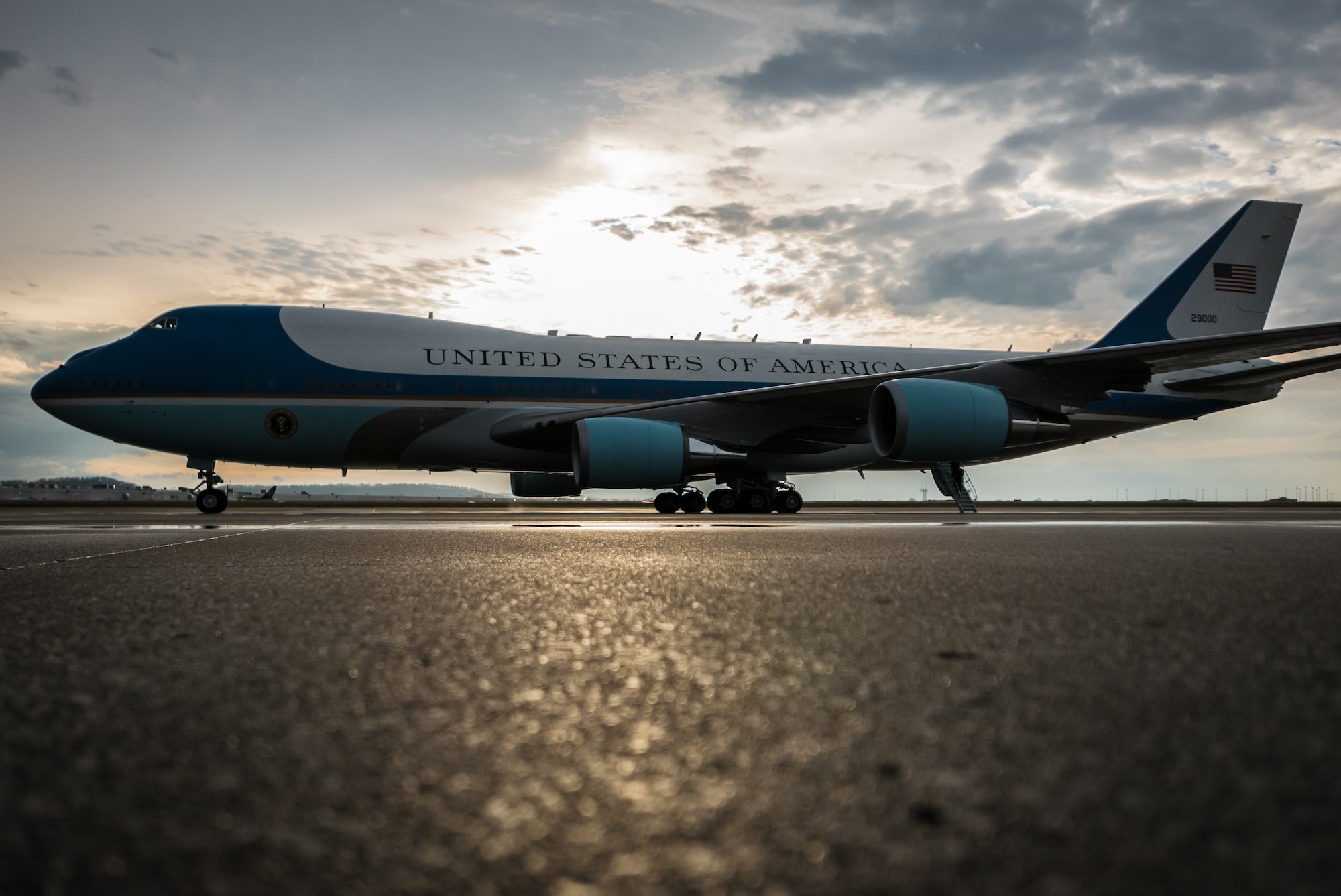 Air Force One awaits departure at the Kentucky Air National Guard Base in Louisville, Ky., April 2, 2015. President Barack Obama was in town to discus job training and economic development during a visit to Indatus, a Louisville technology company that focuses on cloud-based applications. (U.S. Air National Guard photo by Maj. Dale Greer)