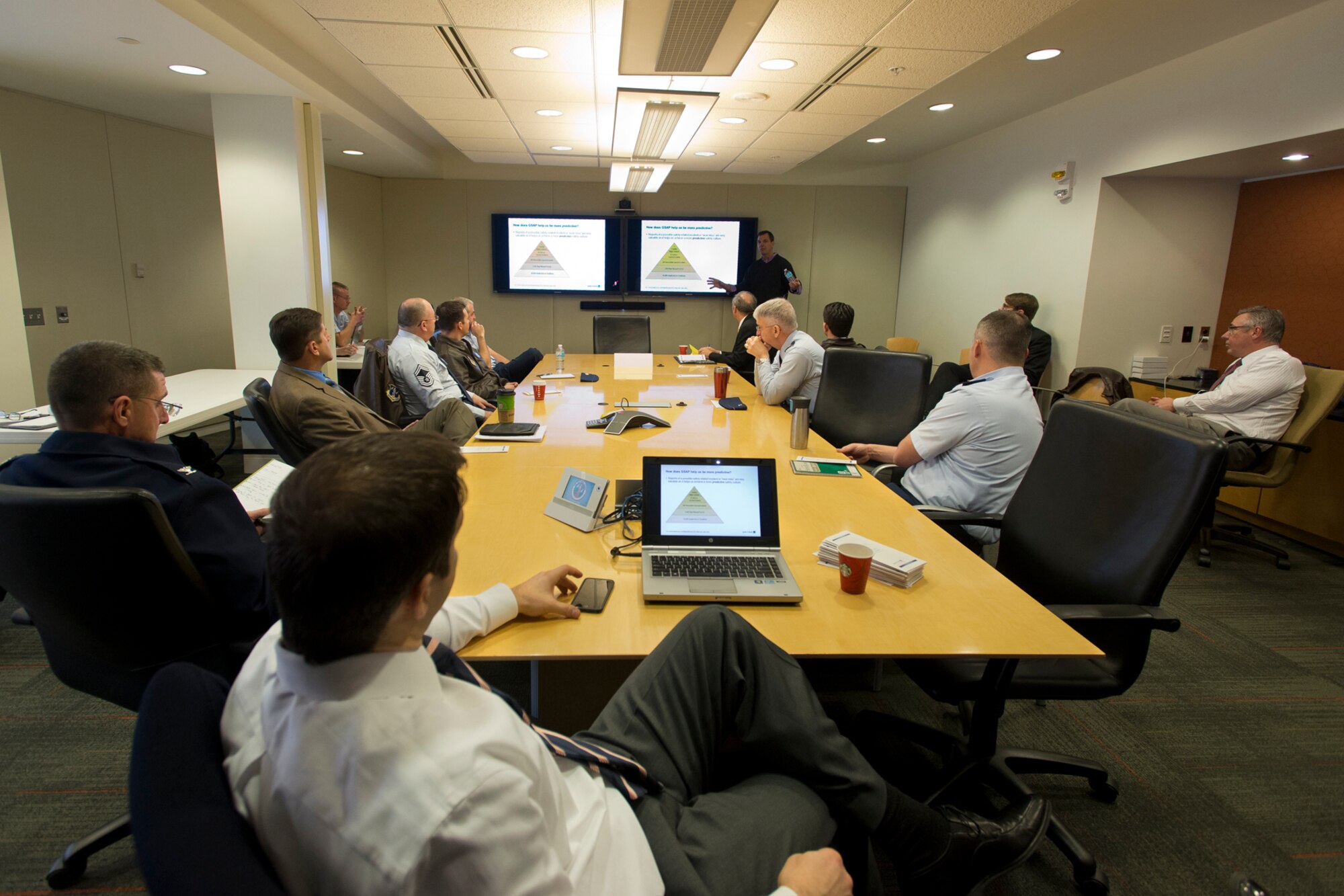 Meeting at ANGRC between United Airlines representatives and officials with the Air National Guard.