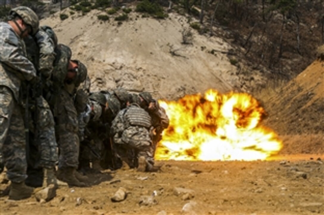 U.S. and South Korean soldiers participate in demolitions tactics and procedures training during exercise Foal Eagle in South Korea near the Demilitarized Zone, March 30, 2015. The U.S. soldiers are assigned to the 25th Infantry Division.