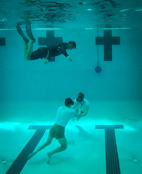 Airmen from the Special Tactics Training Squadron, 24th Special Operations Wing, Hurlburt Field, Fla., participate in buddy breathing, Mar. 10, 2015. The STTS trains special operations forces, including combat controllers and special tactics pararescueman, for rapid global employment to enable airpower success in austere and hostile environments. (U.S. Air Force photo by Senior Airman Meagan Schutter)