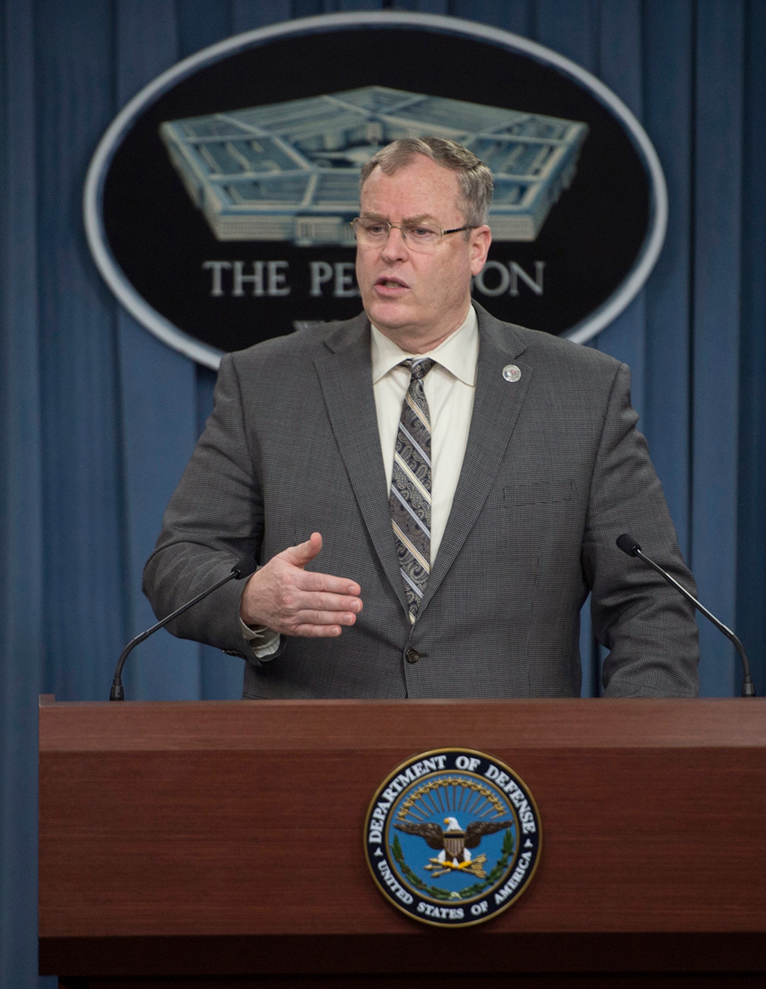 Deputy Secretary of Defense Bob Work and Undersecretary of Defense for Acquisition, Technology and Logistics Frank Kendall conduct a briefing on innovation and Better Buying Power 3.0 at the Pentagon April 9, 2015. (DoD photo by Air Force Master Sgt. Adrian Cadiz)  