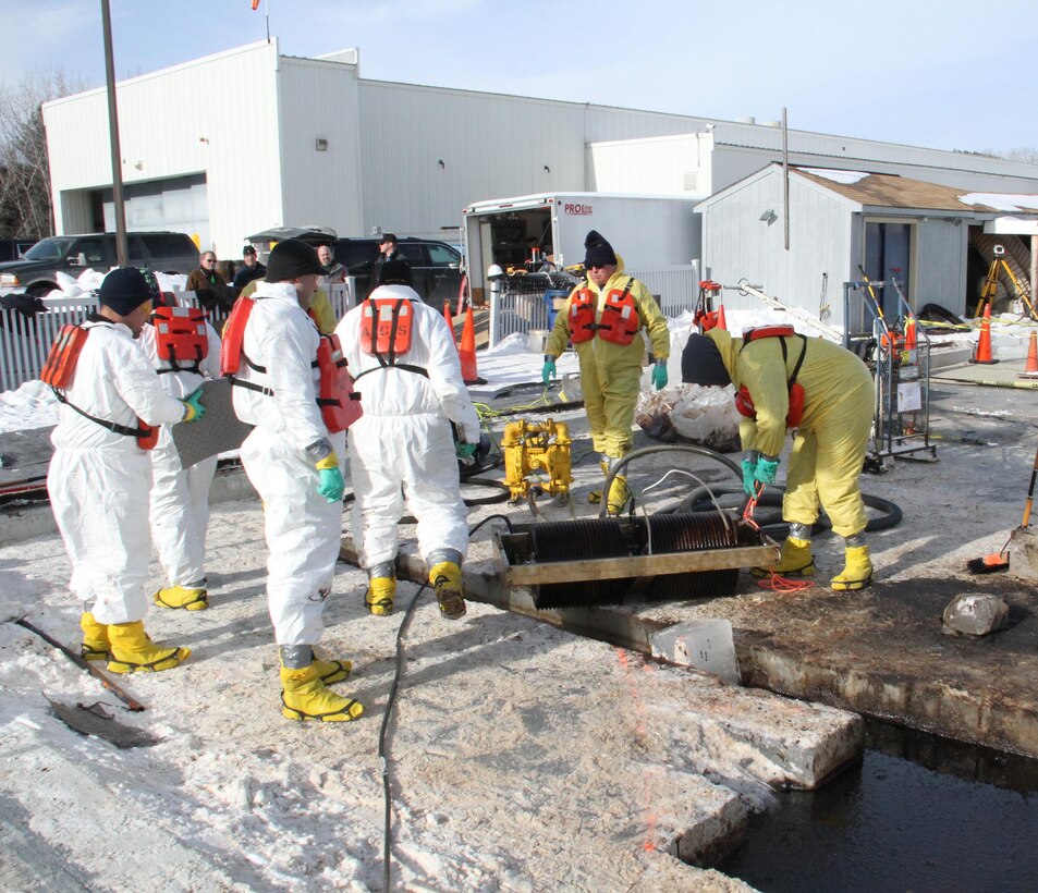 Alaska Clean Seas’ Advanced Oil Spill Response students recently prepared a mechanical skimmer as part of their hands-on training with oil spill recovery equipment hosted at ERDC-CRREL’s Geophysical Research Facility. 