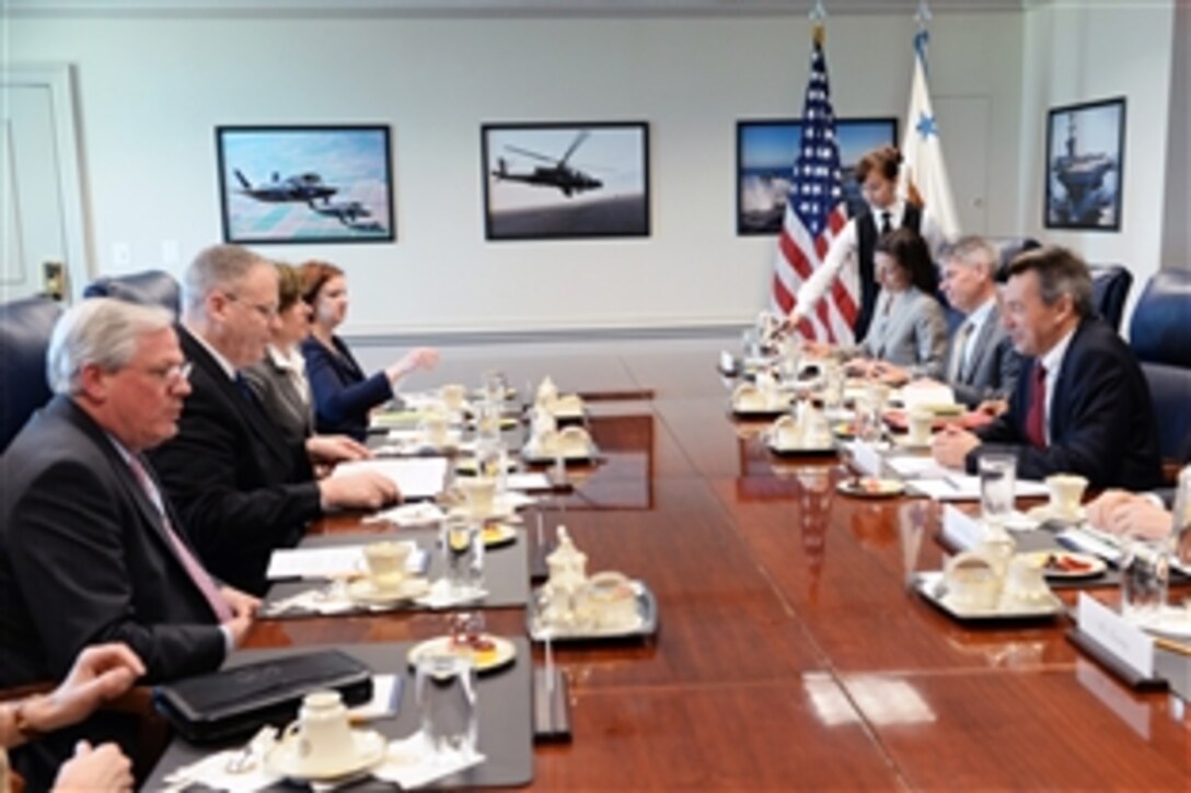 Deputy Defense Secretary Bob Work, second from left, meets with Peter Maurer, right, the president of the International Committee of the Red Cross, at the Pentagon, April 13, 2015.