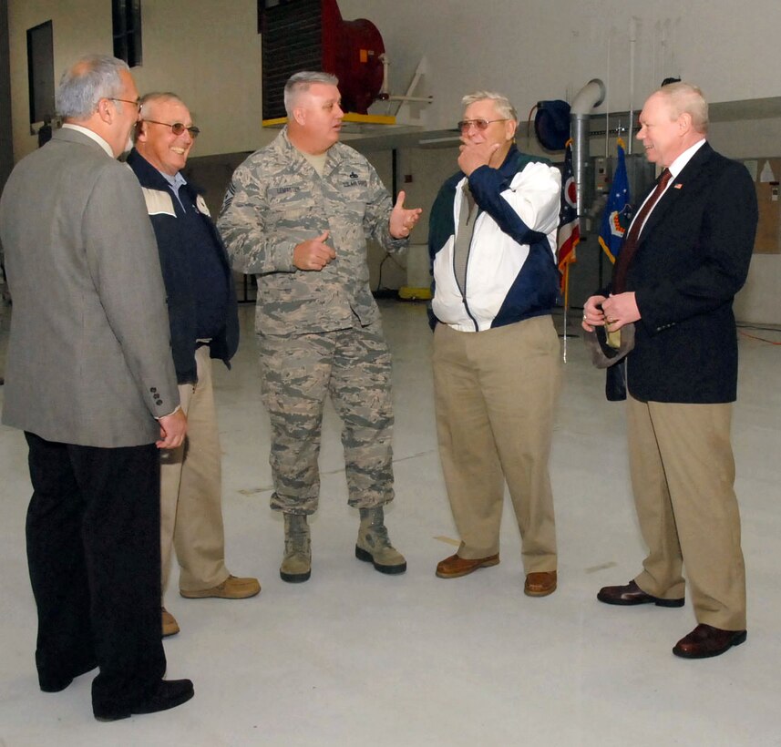 Outgoing 178th Wing Command Chief Master Sgt. Ottis LeMaster talks with four prior 178th Wing command chiefs at Springfield Air National Guard Base, April 11. The command chiefs gathered at a panel discussion to offer career and life advice to Airmen. (Ohio Air National Guard photo by Airman Rachel Simones/Released)