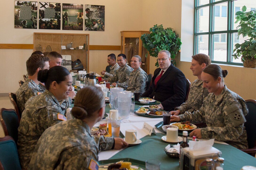 Deputy Defense Secretary Bob Work eats lunch with soldiers from the 10th Special Forces Group on Fort Carson, Colo., April 15, 2015.