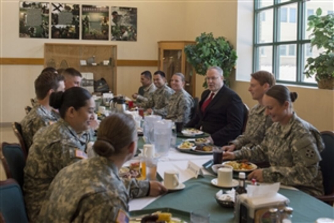 Deputy Defense Secretary Bob Work has lunch with soldiers from the 10th Special Forces Group during a visit to Fort Carson, Colo., Apr. 15, 2015.