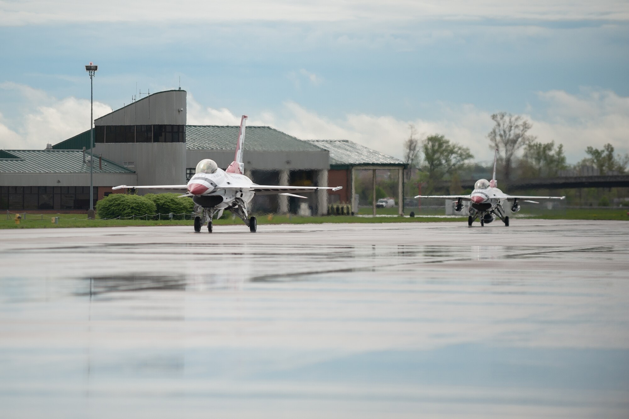 Members of the U.S. Air Force Thunderbirds aerial demonstration squadron taxi their aircraft on the flight line of Kentucky Air National Guard Base in Louisville, Ky., April 16, 2015. The Thunderbirds are performing in the 2015 Thunder Over Louisville air show, to be held April 18 over the Ohio River in downtown Louisville. The Kentucky Air Guard is providing logistical support to military aircraft flying in the air show. (U.S. Air National Guard photo by Maj. Dale Greer)