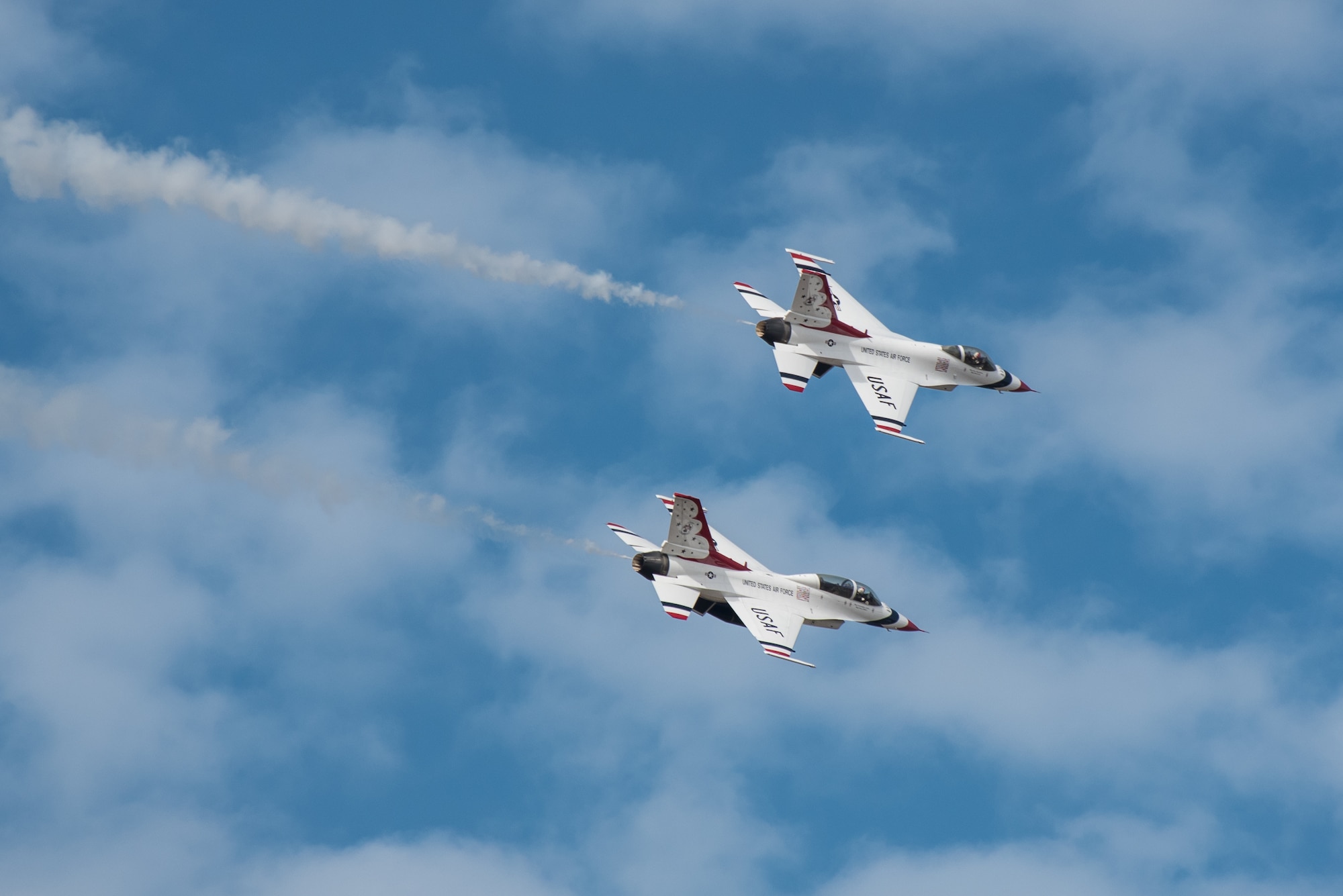 Two F-16 Fighting Falcons from the U.S. Air Force Thunderbirds aerial demonstration team perform in the Thunder Over Louisville air show April 18, 2015, in Louisville, Ky. More than 650,000 people lined the banks of the Ohio River for the show. (U.S. Air National Guard photo by Maj. Dale Greer)
