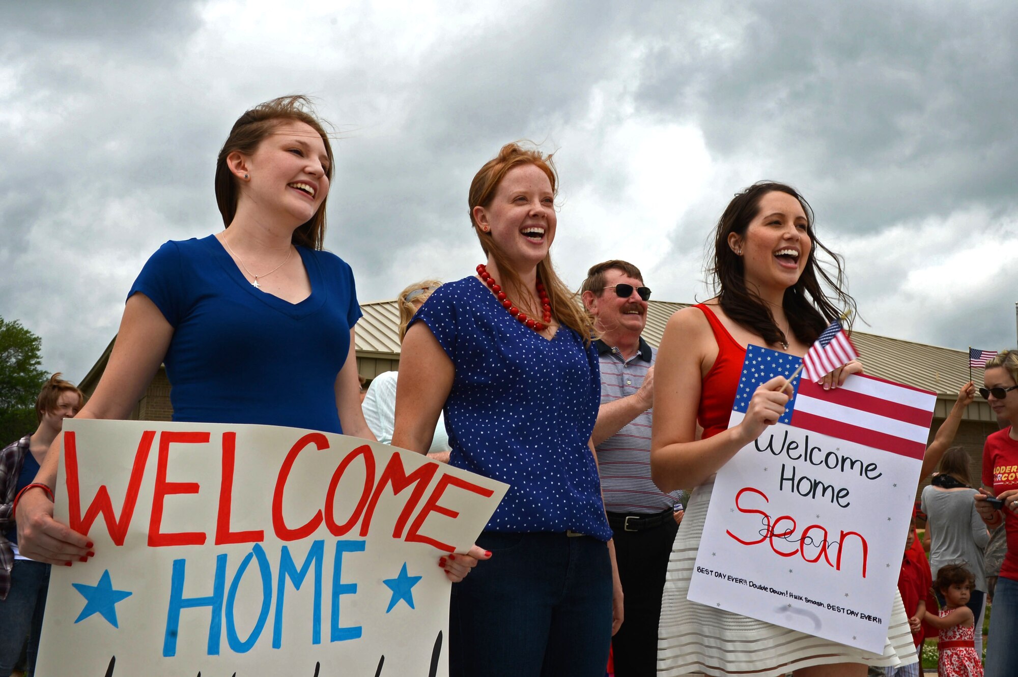U.S. Air Force Airmen assigned to the 20th Fighter Wing return from a deployment at Shaw Air Force Base, S.C., April 20, 2015. Approximately 200 Airmen deployed to the United States Central Command AOR for six month. (U.S. Air Force photo by Senior Airman Jensen Stidham/Released)