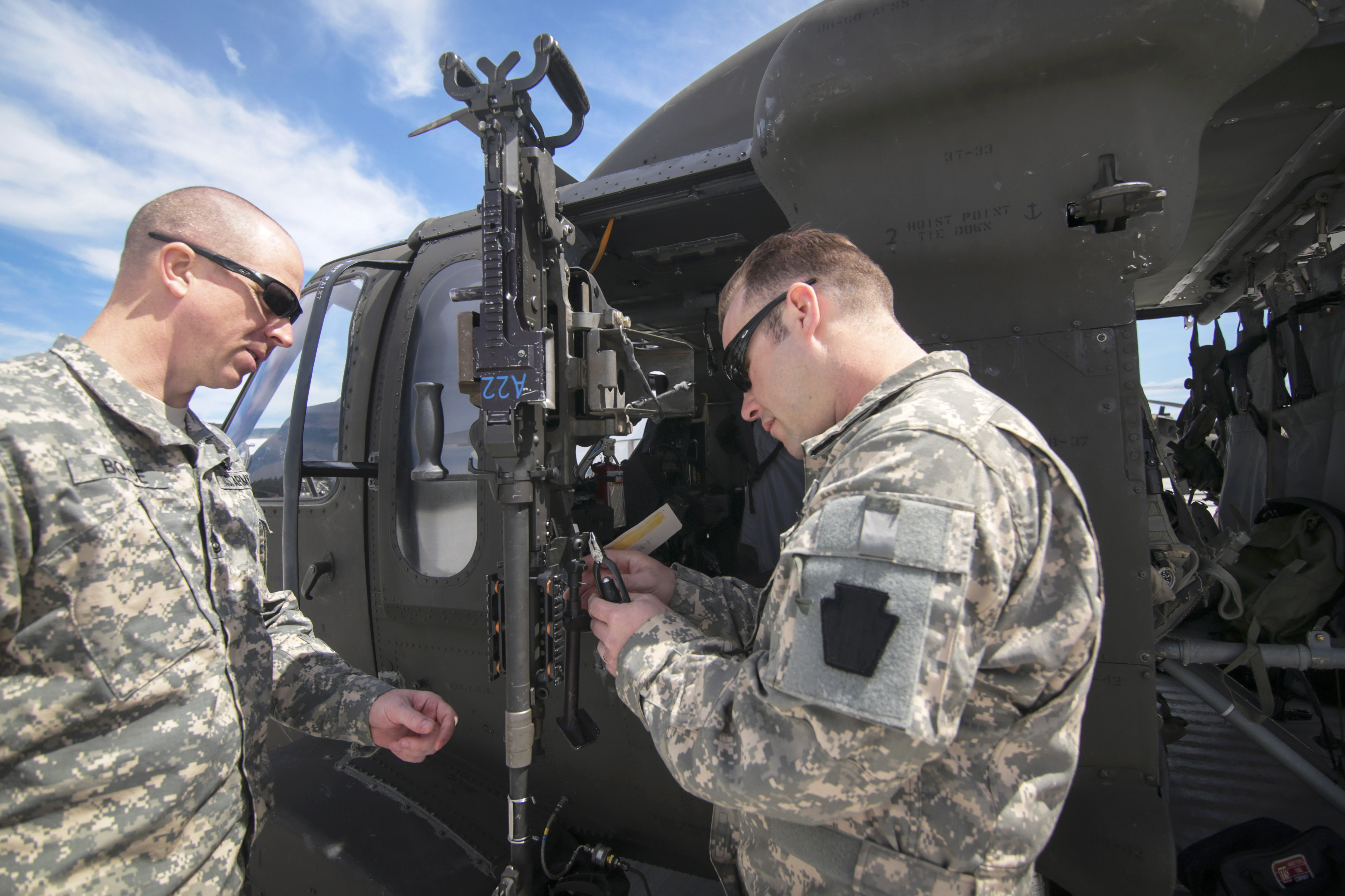 Army Crew Chiefs Prepare M240b Machine Guns For Uh 60 Black