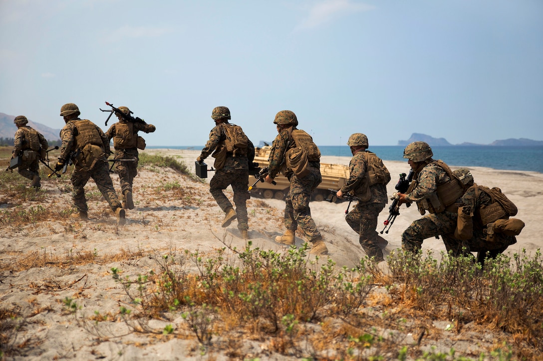 U.S. Marines sprint to set up a firing line during a bilateral amphibious landing by U.S. and Philippine Marines as part of exercise Balikatan 2015 on North Beach at the Naval Education Training Center in Zambales, Philippines, April 21, 2015. 