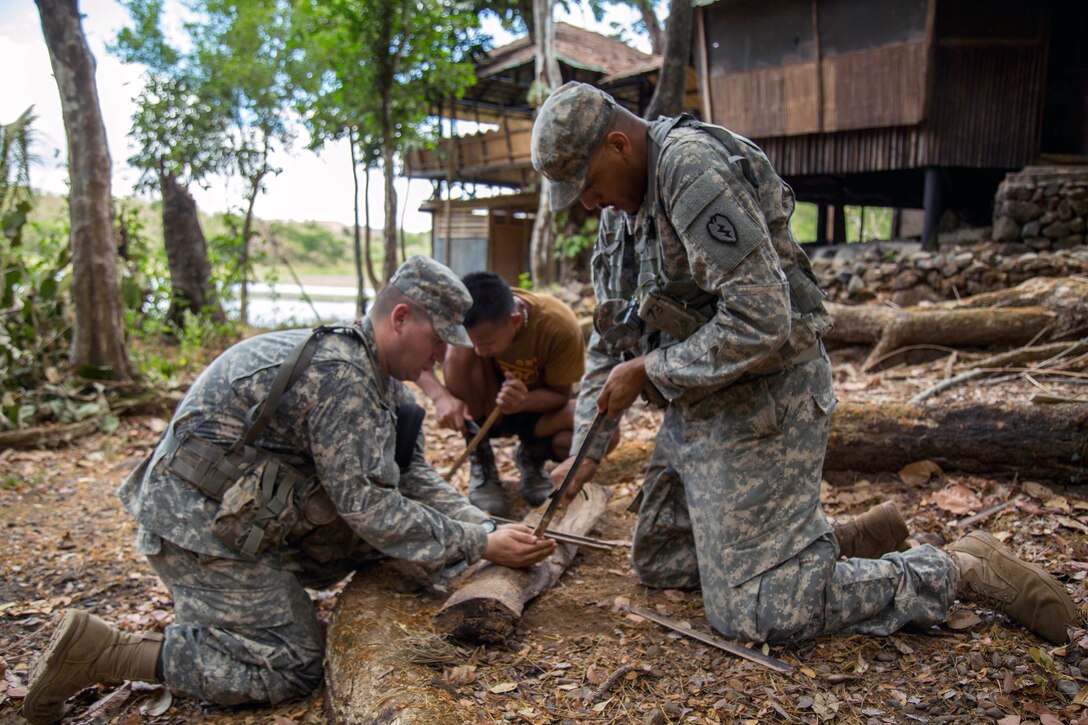 U.S. soldiers try to start a fire with bamboo sticks during a jungle training exercise in Fort Magsaysay, Philippines, April 17, 2015. 