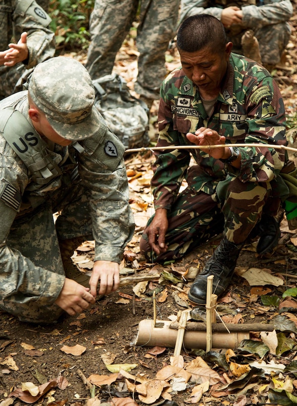 U.S. soldiers take part in a trap-building demonstration led by Filipino soldiers during a jungle training exercise in Fort Magsaysay, Philippines, April 17, 2015. 
