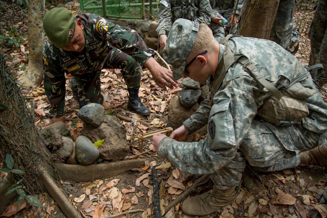 U.S. soldiers take part in a trap-building demonstration led by Filipino soldiers during a jungle training exercise in Fort Magsaysay, Philippines, April 17, 2015. 