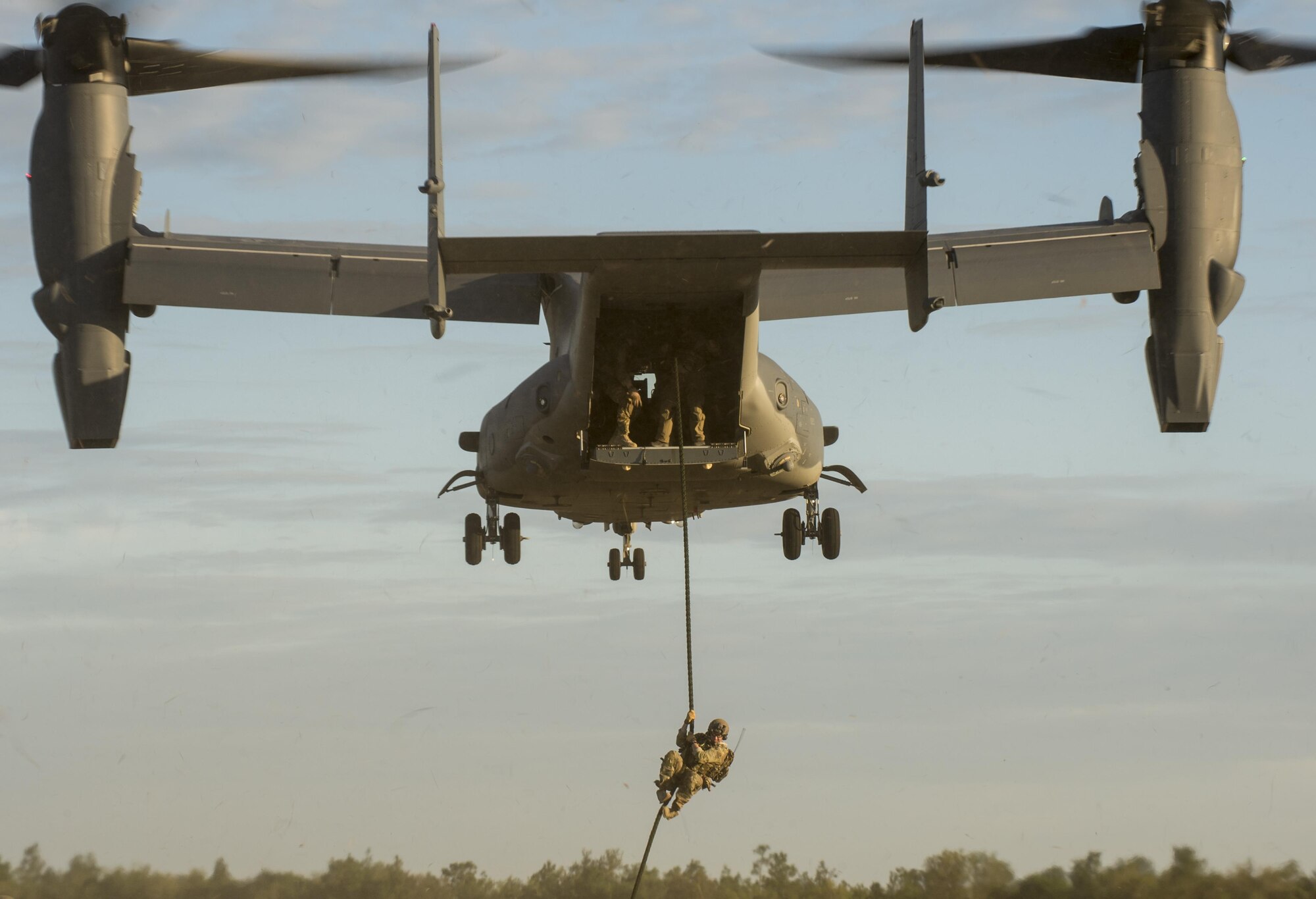 Chilean air force commandos conduct fast-rope training out of a U.S. Air Force CV-22 Osprey during Emerald Warrior near Hurlburt Field, Fla., April 21, 2015. Emerald Warrior is the Department of Defense's only irregular warfare exercise, allowing joint and combined partners to train together and prepare for real-world contingency operations. (U.S. Air Force photo by Staff Sgt. Matthew Bruch/Released)
