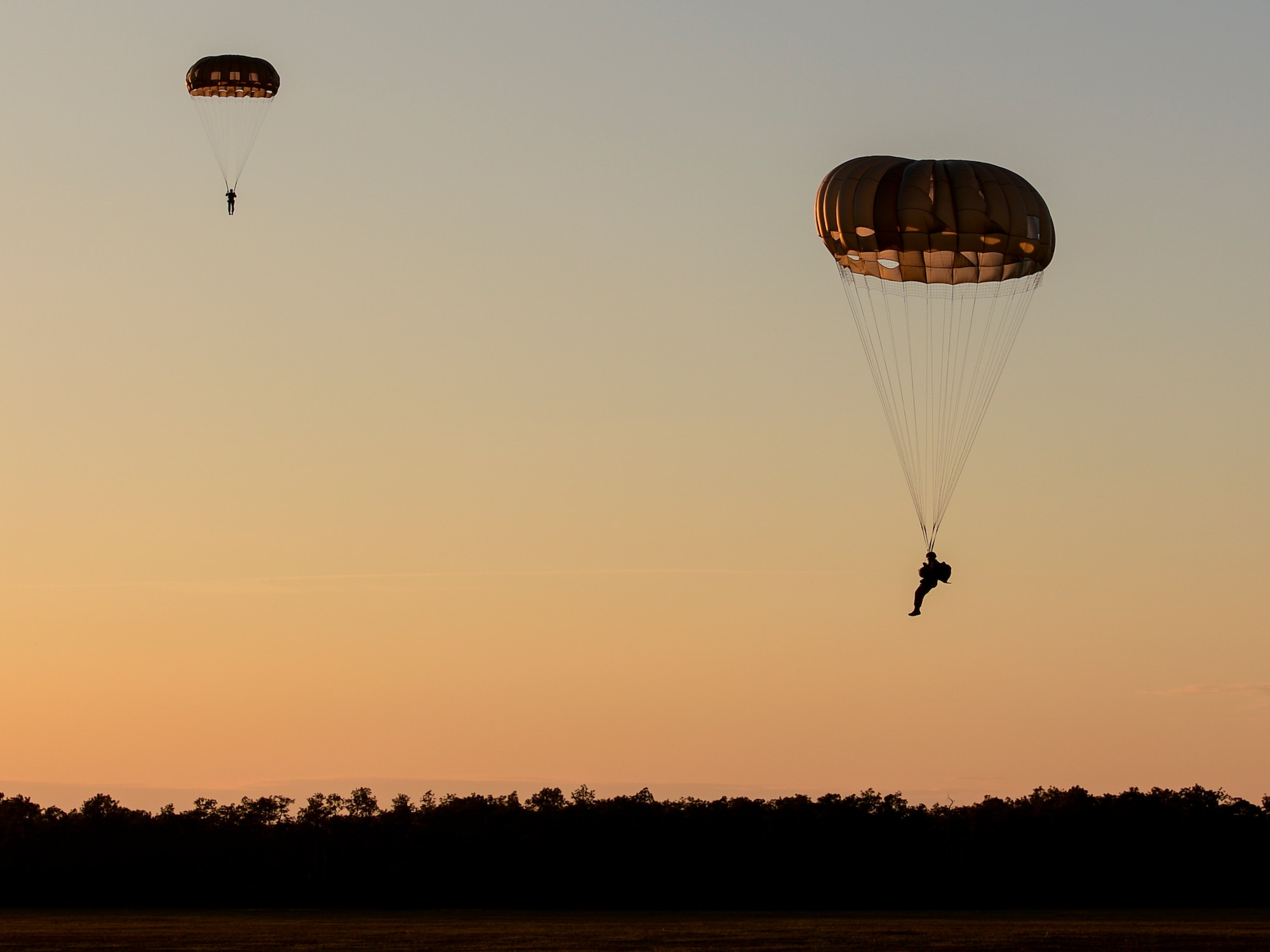 U.S. Army Soldiers with the 7th Special Forces Group perform static-line parachute jumps during Emerald Warrior 2015 at Eglin Air Force Base, Fla., April 21, 2015. Emerald Warrior is the Department of Defense's only irregular warfare exercise, allowing joint and combined partners to train together and prepare for real-world contingency operations. (U.S. Air Force photo by Staff Sgt. Jamal D. Sutter/Released)
