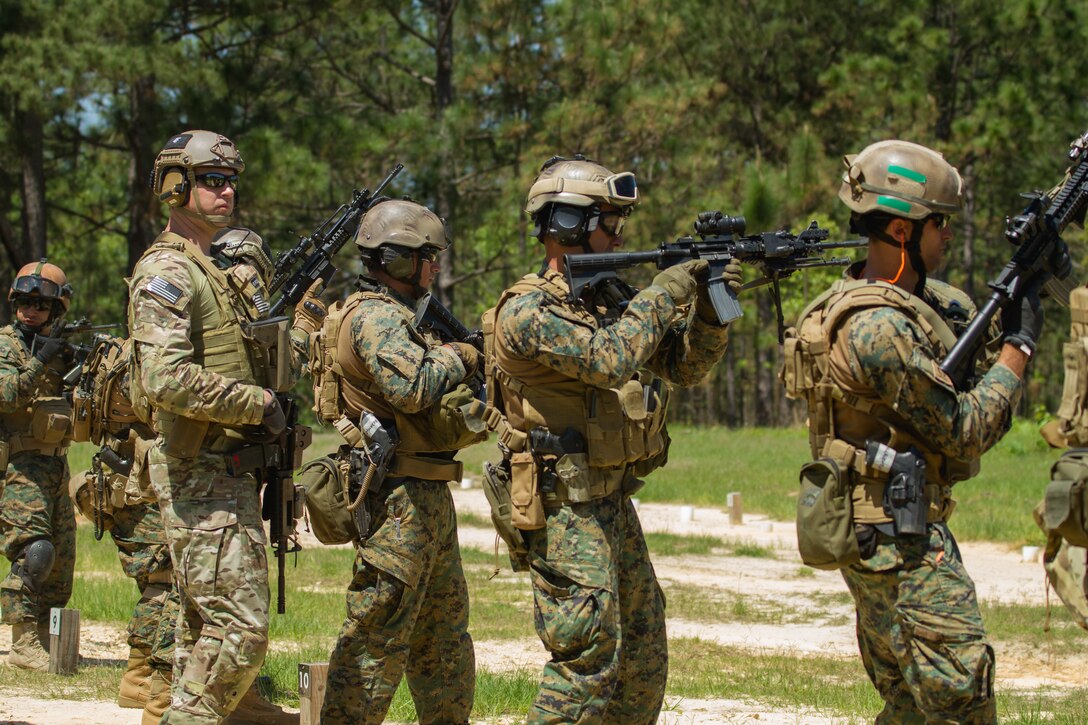 A U.S. Army National Guard special operations soldier observes Chilean soldiers during a bilateral training exchange in support of U.S. Army Special Operations Command South on Camp Shelby, Miss., April 21, 2015. 