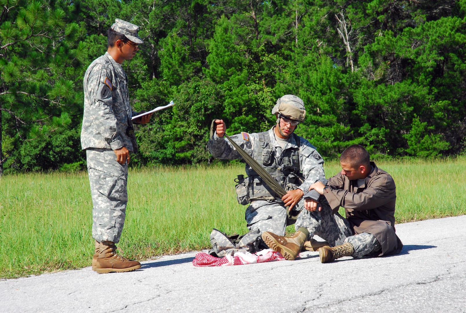 A Soldier from the 53rd Infantry Brigade Combat Team of the Florida National Guard applies a splint to a simulated fracture during Expert Infantryman Badge testing at Camp Blanding Joint Training Center, July 19, 2011. The Florida National Guard's 53rd IBCT is conducting EIB testing for the first time in more than 20 years. Seventeen Soldiers were awarded the EIB during a ceremony July 22.