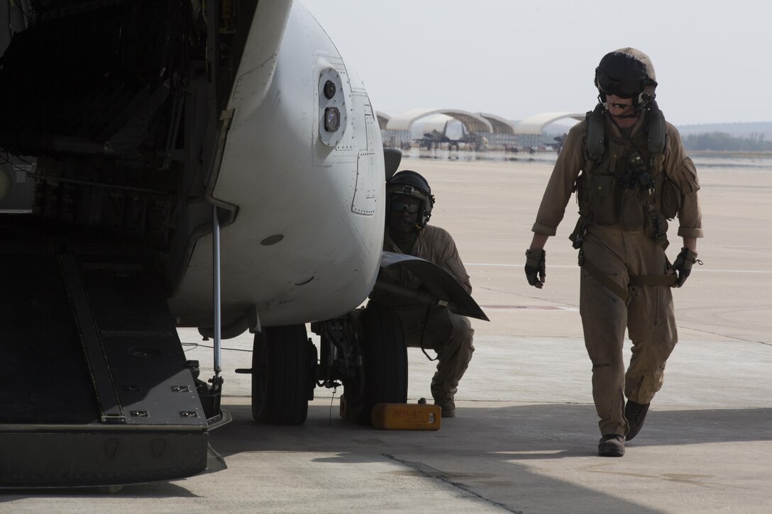 A U.S. Marine with Special-Purpose Marine Air-Ground Task Force-Crisis Response-Africa (SPMAGTF-CR-AF), prepares an MV-22B Osprey for flight during a crisis response drill on Morón Air Base, Spain, Aug. 3, 2015. The crisis response force’s mission requires them to have Marines ready to respond within six hours of an alert in support of U.S. Africa Command. (U.S. Marine Corps photo by Staff Sgt. Keonaona C. Paulo/Released)