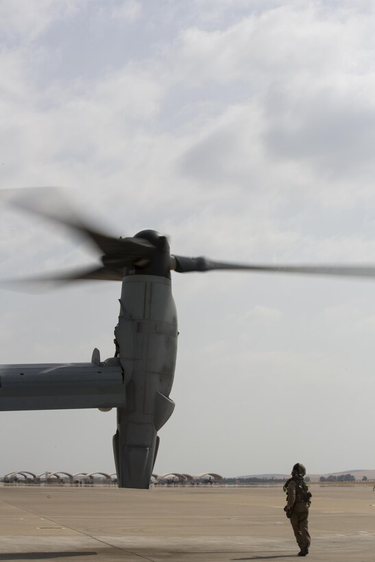 A U.S. Marine with Special-Purpose Marine Air-Ground Task Force-Crisis Response-Africa (SPMAGTF-CR-AF), prepares an MV-22B Osprey for flight during a crisis response drill on Morón Air Base, Spain, Aug. 3, 2015. The crisis response force’s mission requires them to have Marines ready to respond within six hours of an alert in support of U.S. Africa Command. (U.S. Marine Corps photo by Staff Sgt. Keonaona C. Paulo/Released)