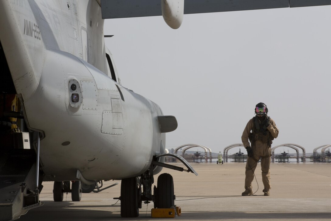 A U.S. Marine with Special-Purpose Marine Air-Ground Task Force-Crisis Response-Africa (SPMAGTF-CR-AF), prepares an MV-22B Osprey for flight during a crisis response drill on Morón Air Base, Spain, Aug. 3, 2015. The crisis response force’s mission requires them to have Marines ready to respond within six hours of an alert in support of U.S. Africa Command. (U.S. Marine Corps photo by Staff Sgt. Keonaona C. Paulo/Released)