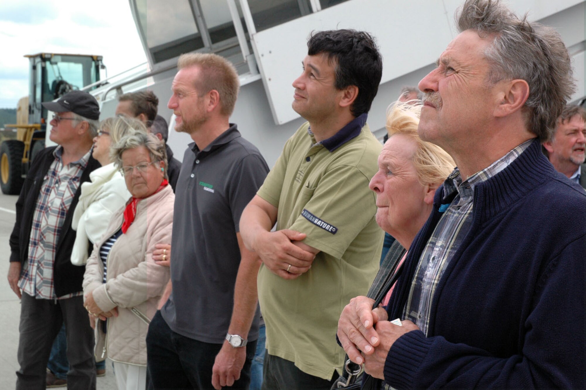 Members from the Freundeskreis der Luftwaffe e.V. Association look up at Tunner Loader as it rises for a demonstration during the association’s tour stop at the 726th Air Mobility Squadron at Spangdahlem Air Base, Germany, July 13, 2015. The tour also included sites from the 52nd Fighter Wing. (U.S. Air Force photo by Iris Reiff/Released)