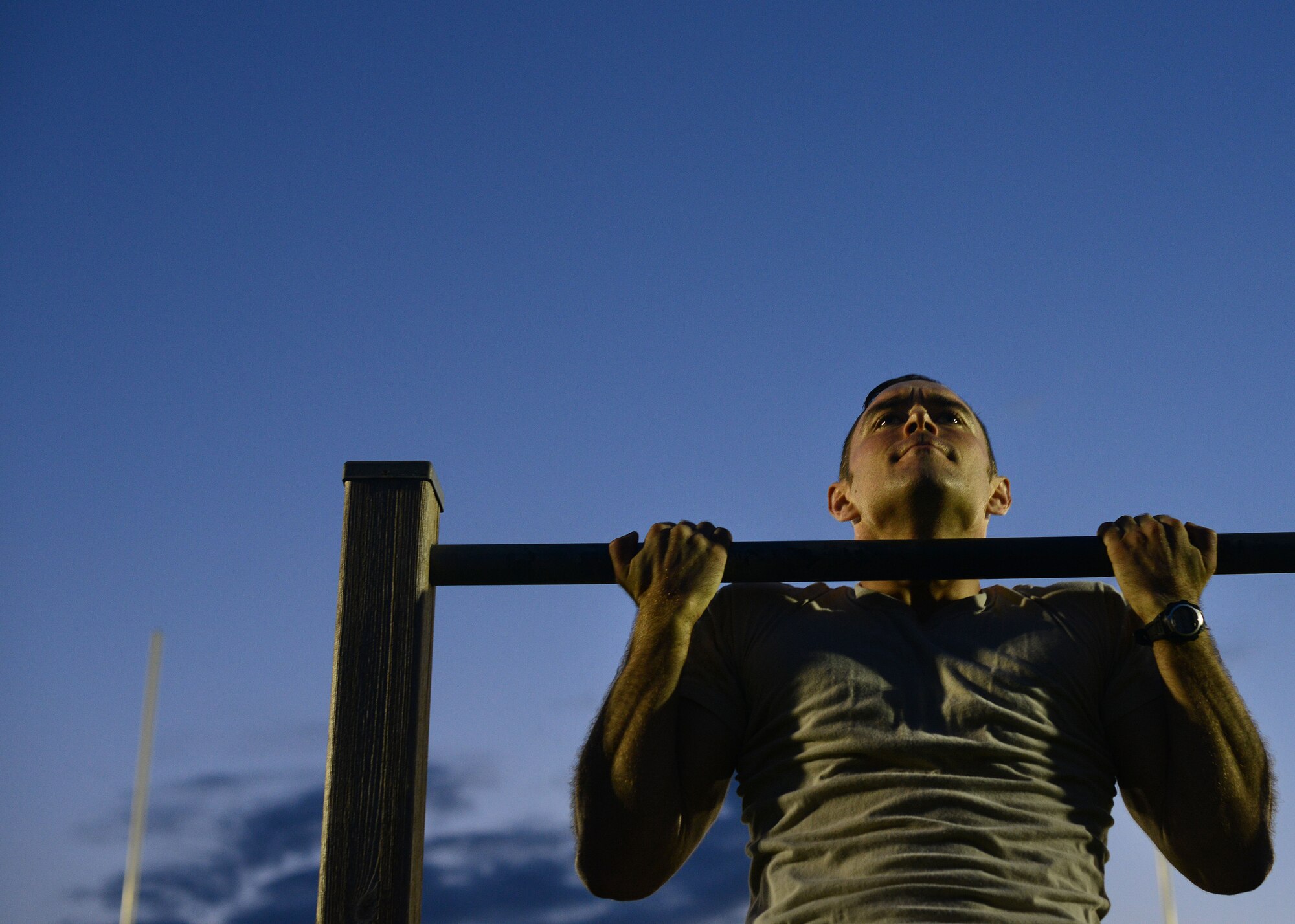 U.S. Air Force Staff Sgt. R.J. Biermann, 31st Fighter Wing public affairs photojournalist, performs a chin up during an Army pre-Ranger physical assessment, Aug. 5, 2015 at Aviano Air Base, Italy.  Biermann and several Aviano Airmen participated in the pre-Ranger course which included a 5-mile run, pushups, situps and chinups. (U.S. Air Force photo by Staff Sgt. Evelyn Chavez/Released)
