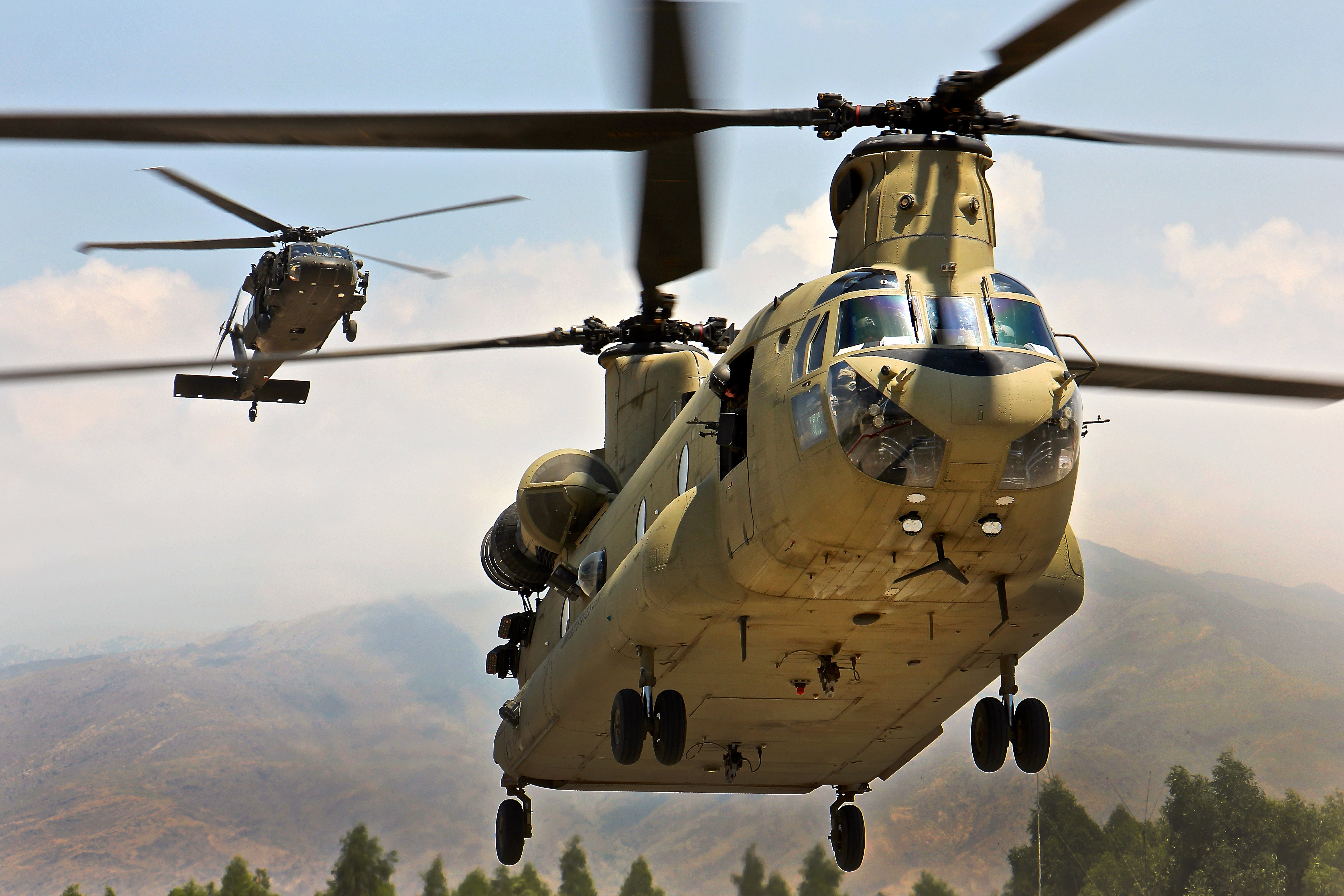 Американские военные вертолеты. Вертолет Ch-47 Chinook. Uh-64 Black Hawk. Вертолет Чинук в Афганистане. MH-47g Chinook.