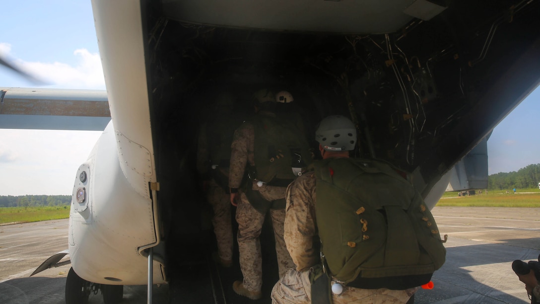 Elements of Marine Medium Tiltrotor Squadron 365 (Reinforced) and 2nd Reconnaissance Battalion attached to the 24th Marine Expeditionary Unit conducted para-operations training aboard Camp Lejeune, N.C., Aug. 6, 2015. Reconnaissance Marines, rigged with parachutes, jumped from an altitude of 13,000 feet with the assistance of Marines with VMM-365 (Rein) to practice airborne insertion.