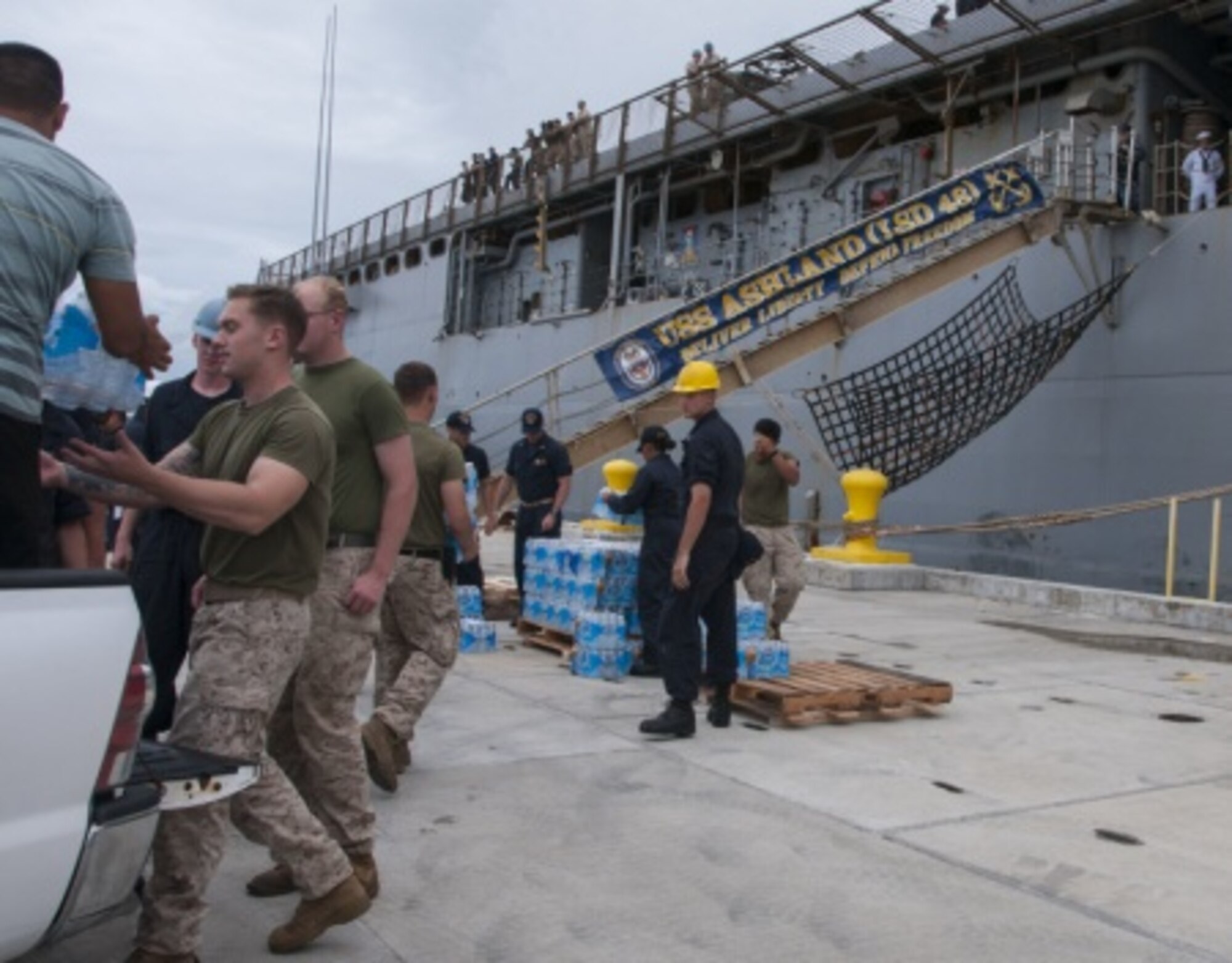 Marines unload water off USS Ashland