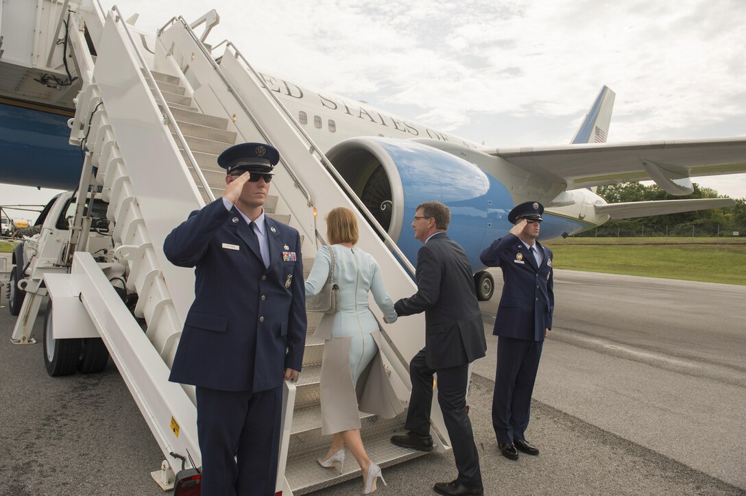 Secretary of Defense Ash Carter and his wife depart from a memorial ceremony held in memory of the sailor and four Marines killed July 16 in Chattanooga, Tenn.,  Aug. 15, 2015.