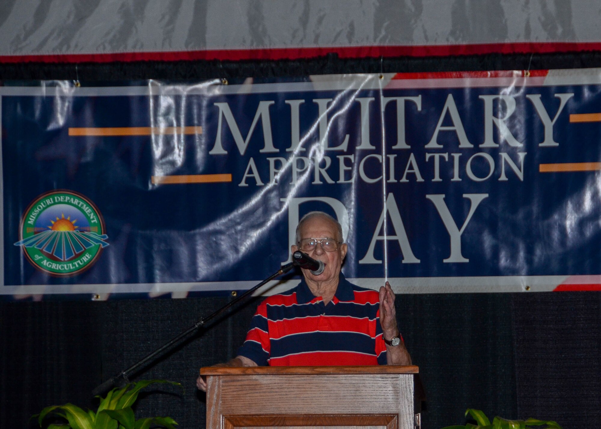 Dale Mitchell, a World War II veteran and POW from Missouri recounts his memories of WWII and thanks all the servicemen and women for their dedicated service at the Missouri State Fair August 16, 2015. (U.S. Air National Guard photo by Staff Sgt. Brittany Cannon)

