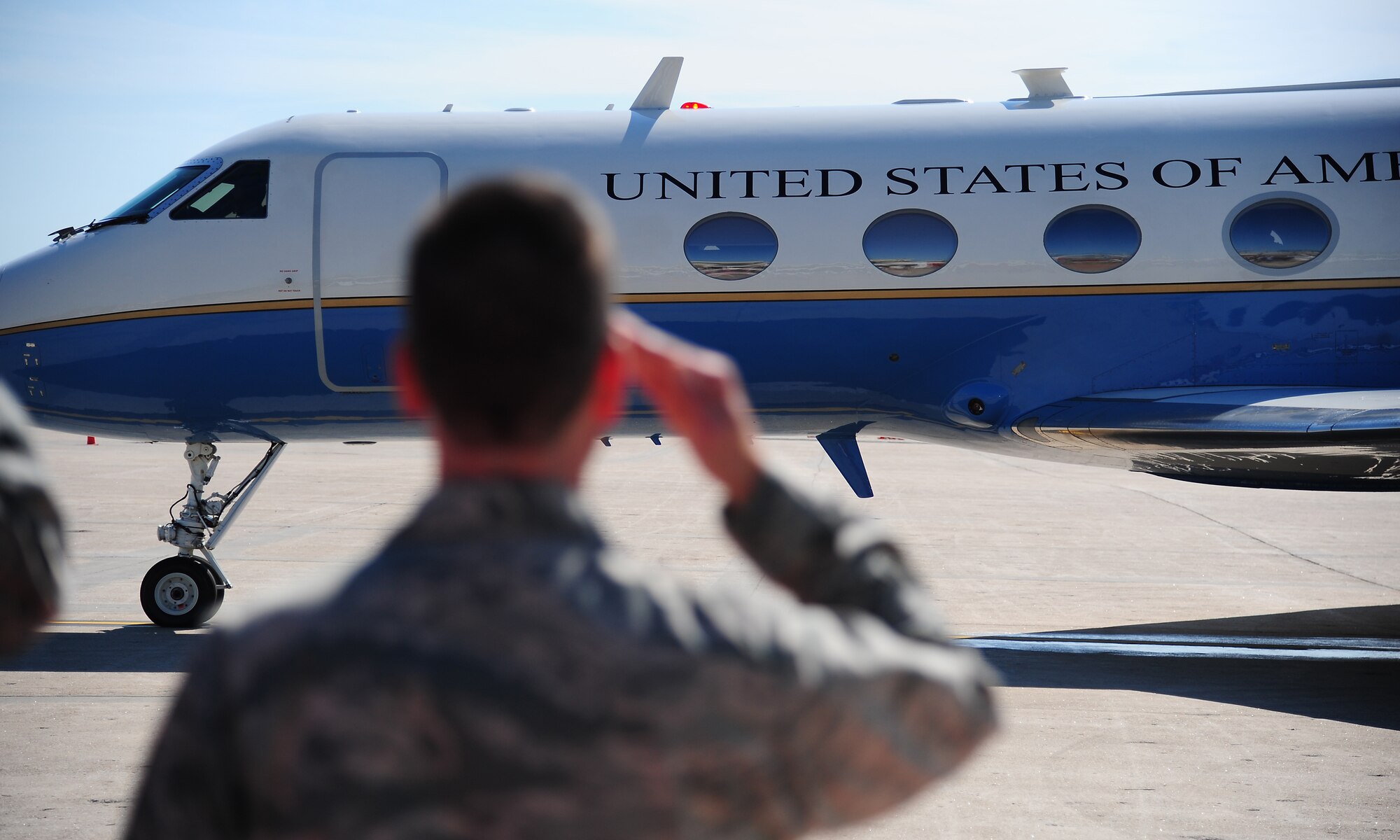Brig. Gen. Paul W. Tibbets IV, 509th Bomb Wing commander, salutes as Gen. Paul J. Selva, 10th Vice Chairman of the Joint Chiefs of Staff, departs from Whiteman Air Force Base, Mo., Aug. 21, 2015 Selva is the nation’s second highest-ranking military officer. During his visit to Whiteman, he met with several units on base and was given a tour of a B-2 Spirit. (U.S. Air Force photo by Senior Airman Joel Pfiester/Released)
