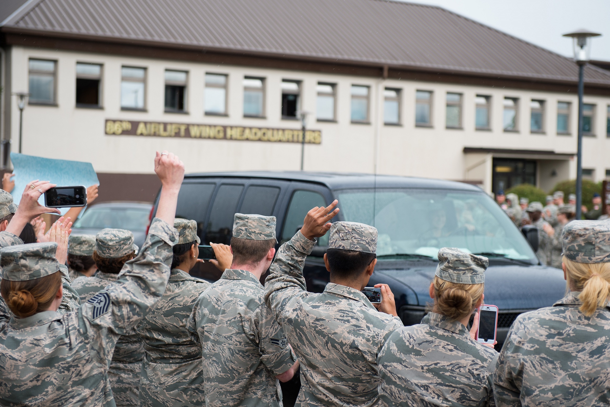 Us Service Members Receive Heroic Welcome At Ramstein Ramstein Air Base Article Display 