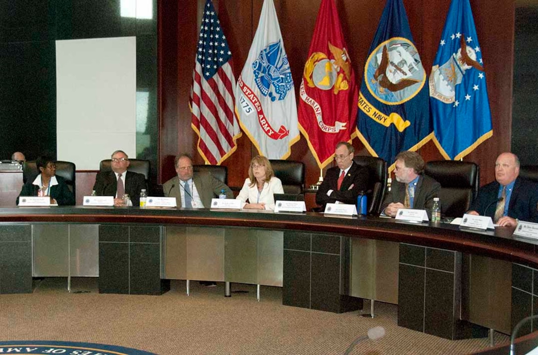 Representatives from the Defense Logistics Agency and information technology vendors discuss items of mutual interest during a roundtable meeting May 11 at the McNamara Headquarters Complex.
