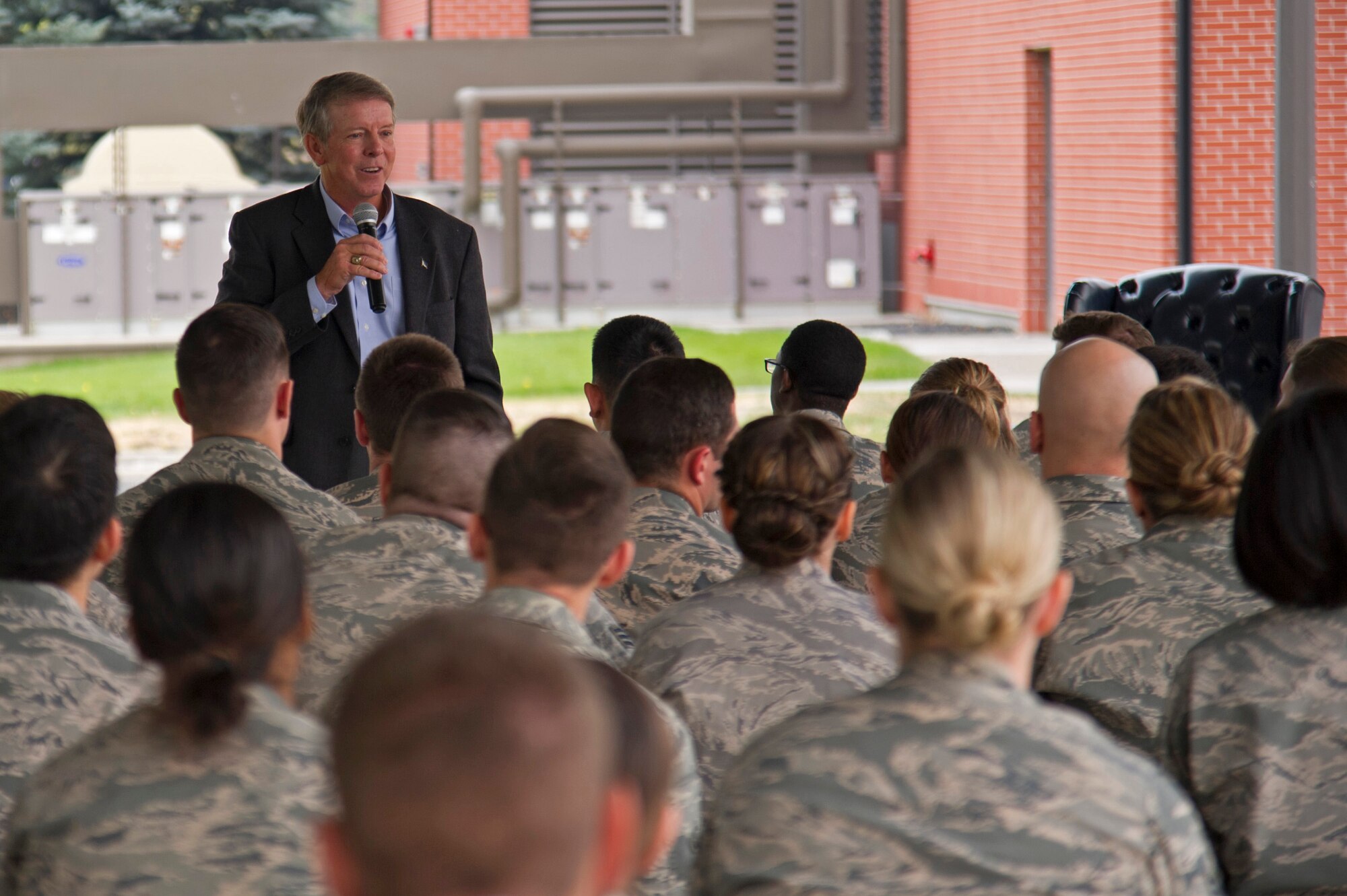 Fifteenth Chief Master Sgt. of the Air Force Rodney McKinley speaks with Airmen from the 92nd Medical Group during his base visit Aug. 21, 2015, at Fairchild Air Force Base, Wash. McKinley mentored Airmen and reminisced on how he began his career in the Air Force in the medical career field. (U.S. Air Force photo/Airman 1st Class Nicolo J. Daniello)