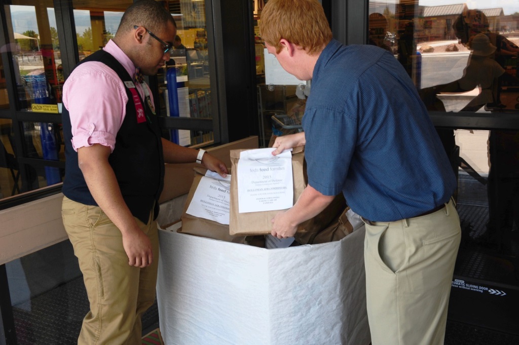 Commissary hosts Feds Feed Families food drive gt Holloman Air Force