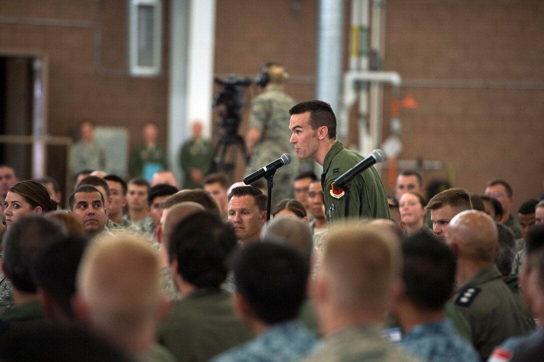 An airman asks a question to Defense Secretary Ash Carter, who spokes with airman on Nellis Air Force Base, Nev., Aug. 26, 2015. Carter visited the base to observe a Red Flag Exercise. DoD photo by U.S. Air Force Master Sgt. Adrian Cadiz