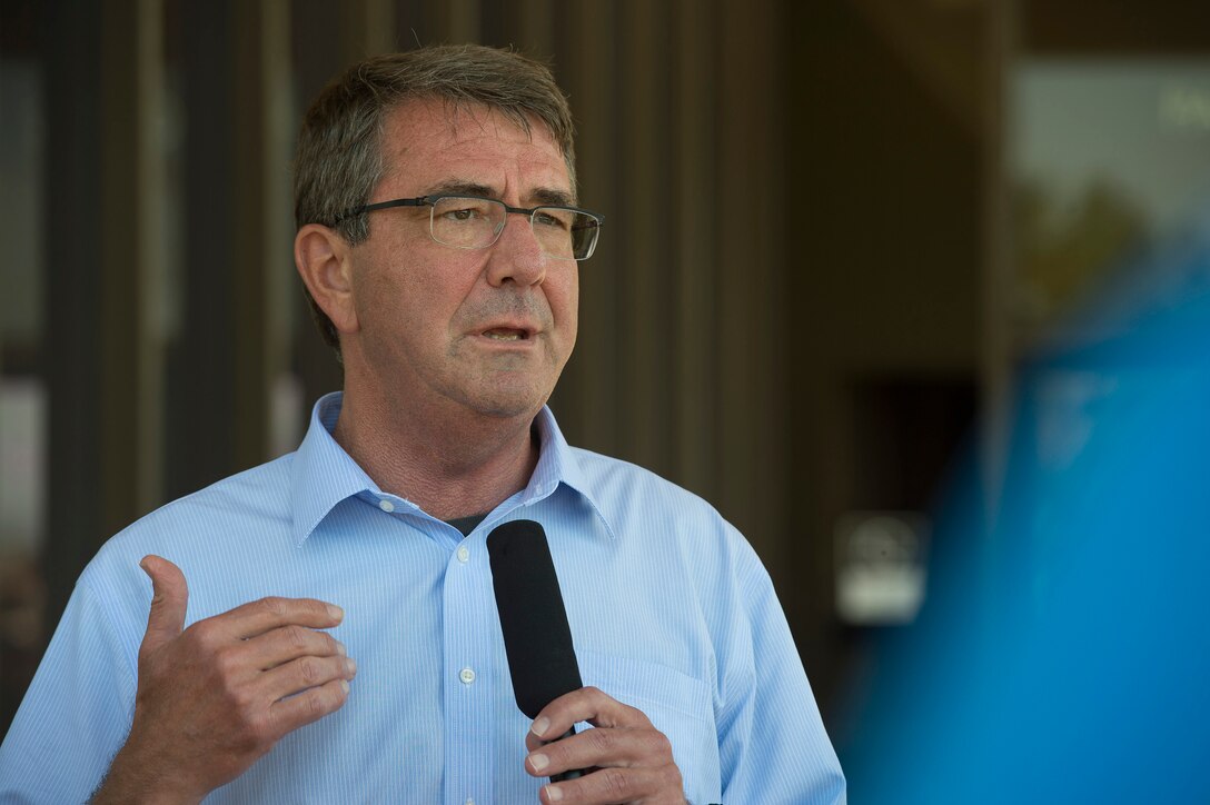 Defense Secretary Ash Carter speaks with reporters during a visit on Camp Pendleton Calif., Aug. 27, 2015. DoD photo by U.S. Air Force Master Sgt. Adrian Cadiz