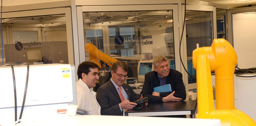 Defense Secretary Ash Carter tours the Broad Institute of MIT and Harvard in Cambridge, Mass., Dec. 2, 2015. DoD photo by Army Sgt. 1st Class Clydell Kinchen