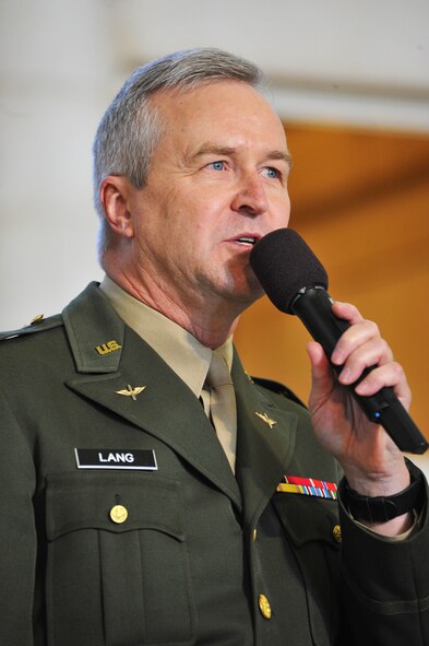 Col. Larry Lang, commander and conductor of the U.S. Air Force Band wishes the crowd a happy holiday from the United States Air Force. The United States Air Force Band surprised commuters at Union Station with a World War II Holiday Flashback Dec. 3, 2015. The event was designed to be a special holiday musical presentation celebrating the service and sacrifices of our nation’s World War II veterans.
