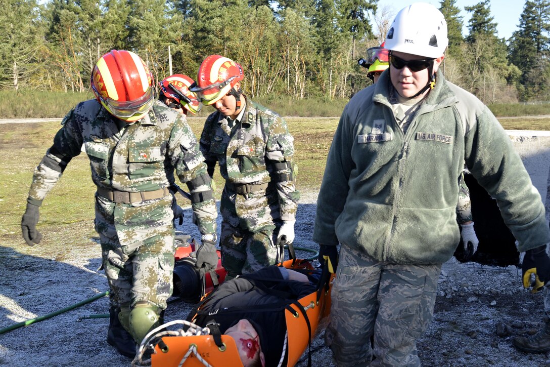 U. S. airmen and Chinese soldiers evacuate a simulated natural disaster casualty during a disaster management exchange at Joint Base Lewis-McChord, Wash., Nov. 21, 2015. U.S. Army photo by Sgt. Jasmine Higgins