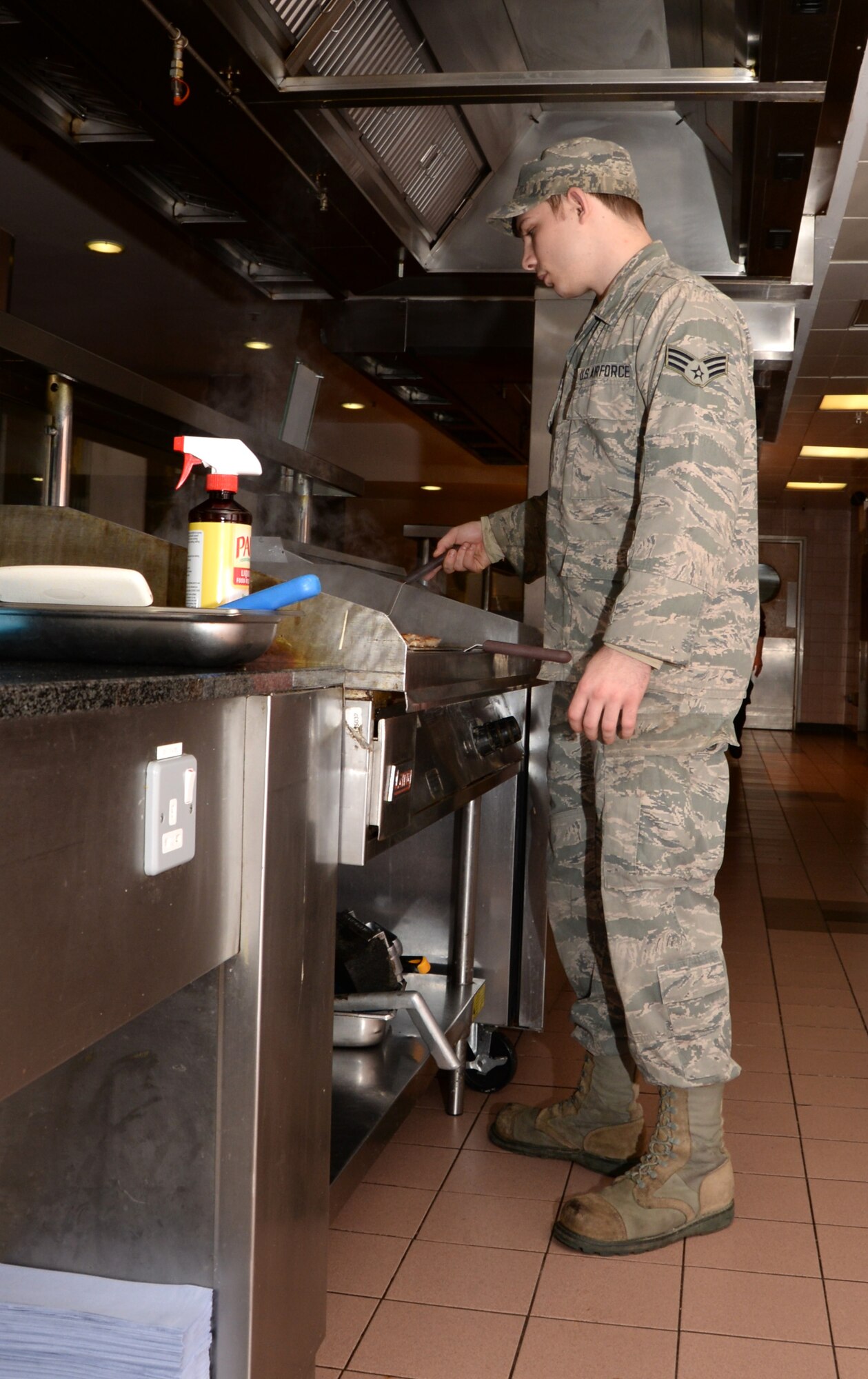 U.S. Air Force Senior Airman Jacob Phelps, 100th Force Support Squadron Gateway Dining Facility food service journeyman, prepares food to serve to customers Nov. 23, 2015, on RAF Mildenhall, England. The facility is made up of military members and civilians serving meals to the base population. (U.S. Air Force photo by Gina Randall/Released)