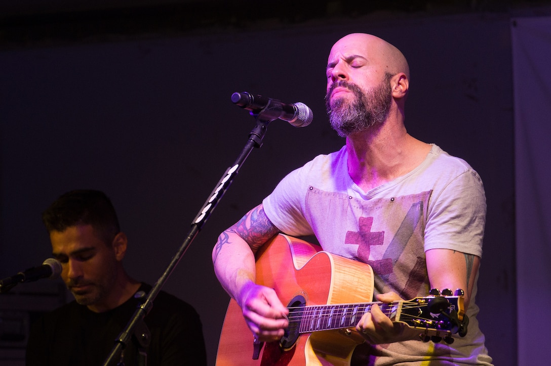 Musician Chris Daughtry performs for U.S. service members during a USO show on Camp Lemonnier, Djibouti, Dec 6, 2015. DoD photo by D. Myles Cullen