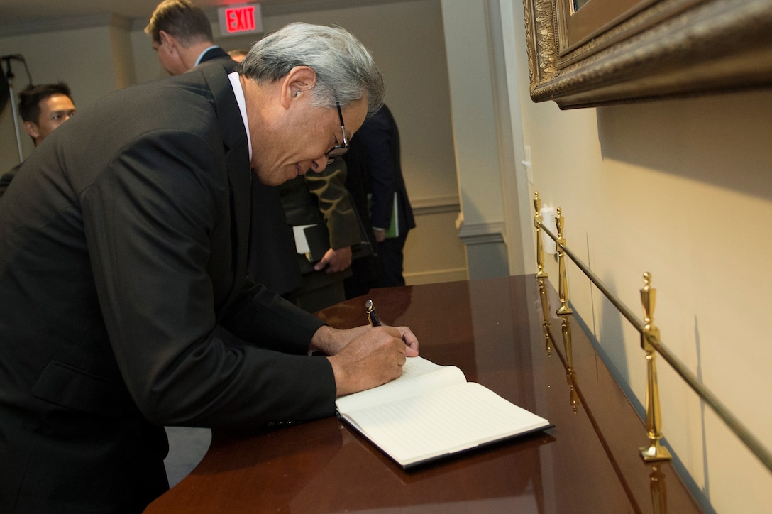 Singaporean Defense Minister Ng Eng Hen signs a guest book as he arrives at the Pentagon to meet with U.S. Defense Secretary Ash Carter , Dec. 7, 2015. The two leaders met to discuss matters of mutual importance. DoD photo by Air Force Senior Master Sgt. Adrian Cadiz