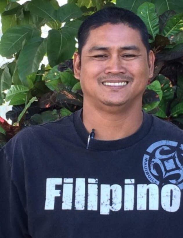 Dominico Manding, motor vehicle operator at DLA Distribution Pearl Harbor, Hawaii, has been selected as one of DLA Distribution’s Employees of the Quarter for fourth quarter fiscal year 2015.