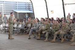 El General del Ejército de los EE.UU., K.K. Chinn, Comandante del Ejercito Sur, habla con un grupo de soldados en la Base Aérea Soto Cano, Honduras, el 8 de diciembre del 2015, durante una reunión de personal. Chinn visito Soto Cano para darle a los soldados una descripción mejor de como su trabajo está ayudando a desarrollar la relación con las naciones compañeras de Centro América. (Fotografía de la Fuerza Aérea por el Aerotécnico Jefe Westin Warburton/liberada) 
