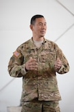 El General del Ejército de los EE.UU., K.K. Chinn, Comandante del Ejercito Sur, habla con un grupo de soldados asignados a la Base Aérea Soto Cano, Honduras el 08 de diciembre del 2015.  Chinn visitó Soto Cano para consultar sobre la labor y operaciones de ARSOUTH (Ejercito Sur) y para explicarles mejor a los soldados el porqué están aquí. (Fotografía de la Fuerza Aérea por el Aerotécnico Jefe Westin Warburton/liberada) 
