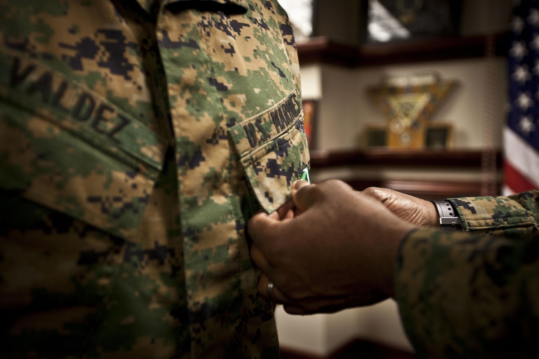 U.S. Marine Corps Gunnery Sgt. Jorge Valdez is awarded the Navy Commendation Medal by the 18th Sergeant Major of the Marine Corps, Ronald L. Green, at the Pentagon, Arlington, VA, Dec. 9, 2015. (U.S. Marine Corps photo by Sgt. Melissa Marnell, Office of the Sergeant Major of the Marine Corps/Released)